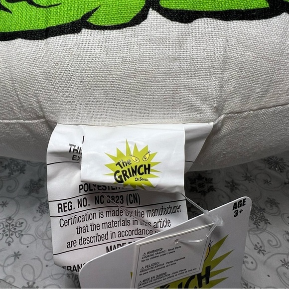 Cindy Lou Who How The Grinch Stole Christmas Velvet Red Bow Wreath Throw Pillow - Picture 4 of 10